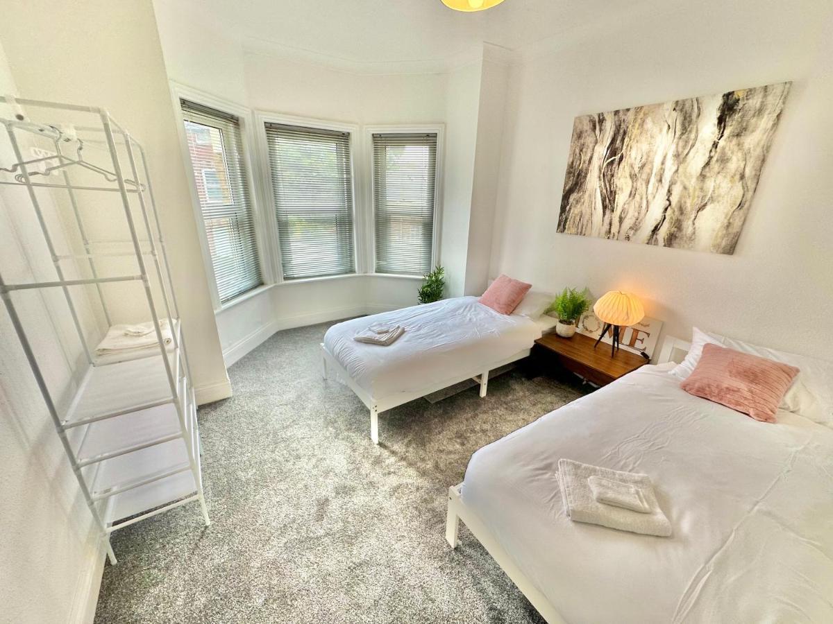 Chic Apartment In Central Bournemouth With Parking Buitenkant foto